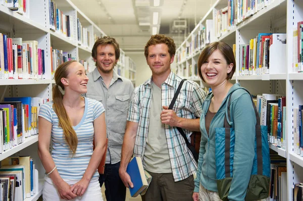 Τέσσερις Νέους Φοιτητές Μια Βιβλιοθήκη — Φωτογραφία Αρχείου