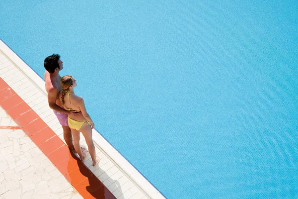 Young Couple Standing Poolside — Stock Photo, Image