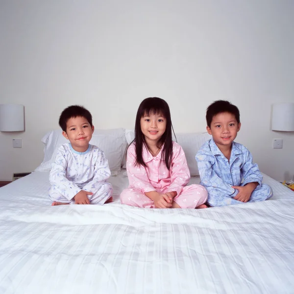 Group Portrait Children Bed Smiling — стоковое фото