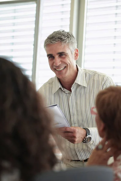 Homem Negócios Sorridente Discussão — Fotografia de Stock