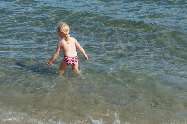 Dziewczyna Bawi Się Fale Plaży — Zdjęcie stockowe