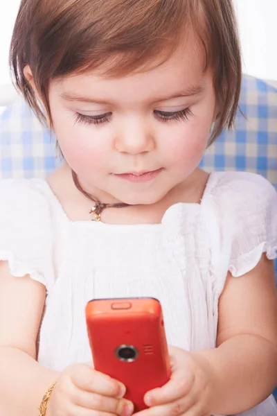 携帯電話で遊ぶ女の赤ちゃん — ストック写真
