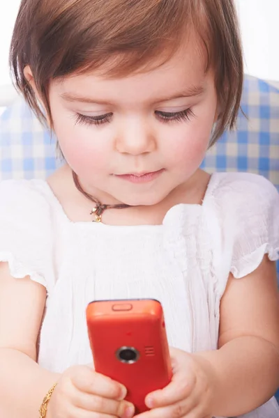 Niña Jugando Con Teléfono Celular — Foto de Stock