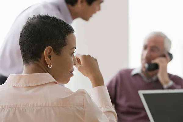 Mujer Trabajo Con Colegas — Foto de Stock