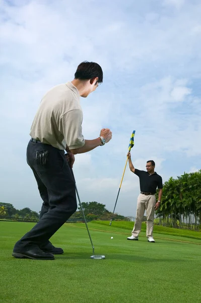 Dois Homens Jogar Golfe — Fotografia de Stock