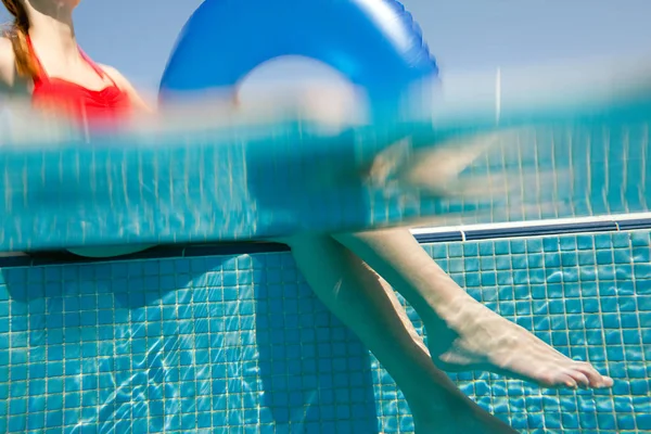 Kvinna Som Sitter Vid Poolen Med Uppblåsbar Ring Undervattensutsikt — Stockfoto