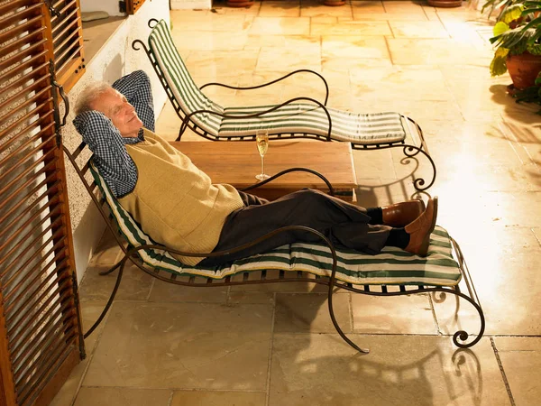 Senior Erwachsener Mann Liegt Auf Sonnenliege — Stockfoto