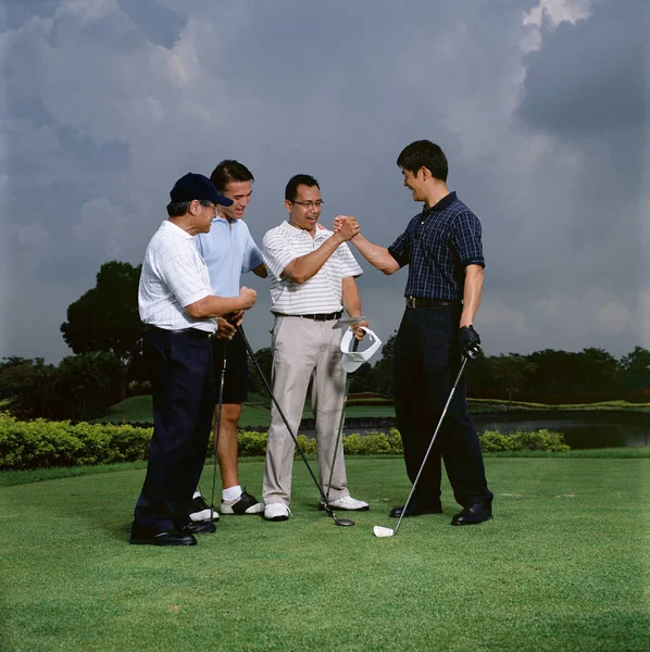 ゴルフクラブでお祝いゴルファー — ストック写真