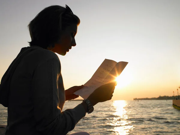 Kobieta Czytająca List Nad Morzem — Zdjęcie stockowe