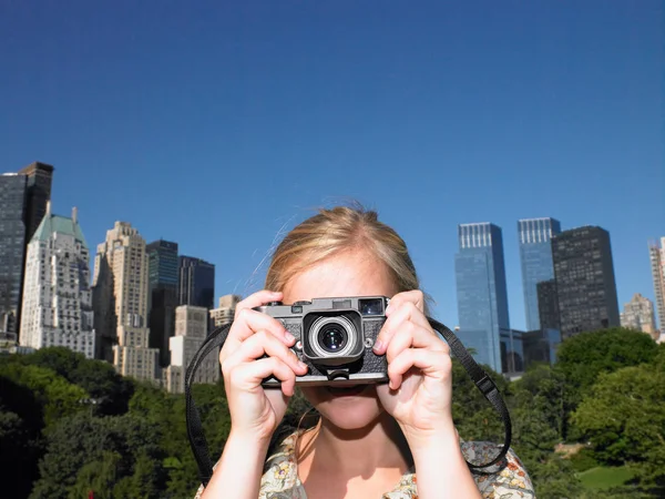 Žena Fotí Central Parku — Stock fotografie