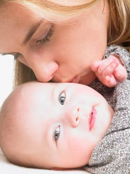 母と赤ちゃんの女の子の肖像画 — ストック写真