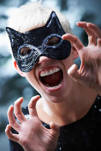 Bir Kedi Maskesi Giyen Kadın — Stok fotoğraf