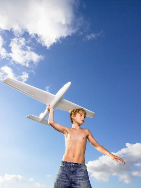 Мальчик Готов Отправить Самолет — стоковое фото