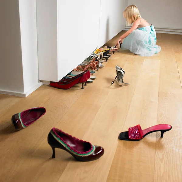 女の子は彼女の母親の靴を並べる — ストック写真