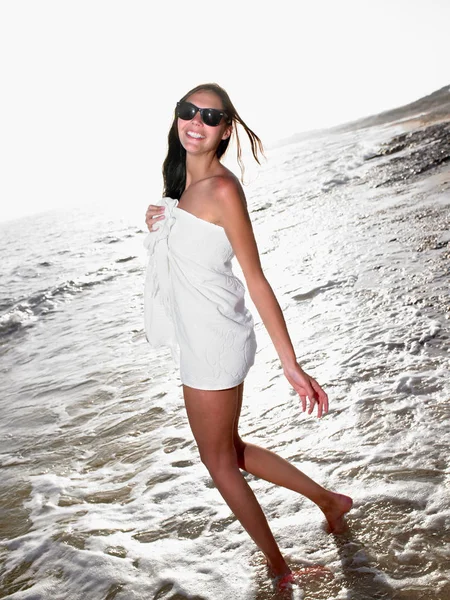 Жінка Стоїть Рушнику Пляжі — стокове фото