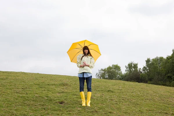 Jonge Vrouw Het Veld Met Paraplu — Stockfoto