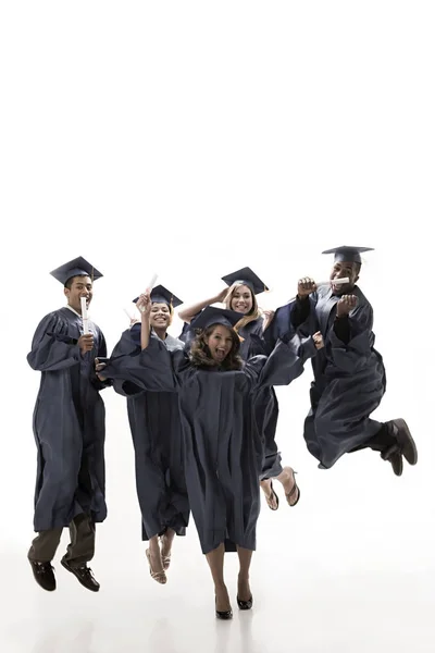 Afgestudeerden Springen Geïsoleerd Witte Achtergrond — Stockfoto