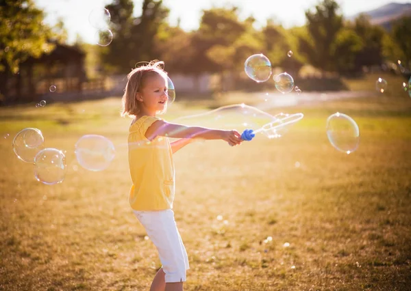 Giovane Ragazza Facendo Grande Bolla Nel Parco — Foto Stock