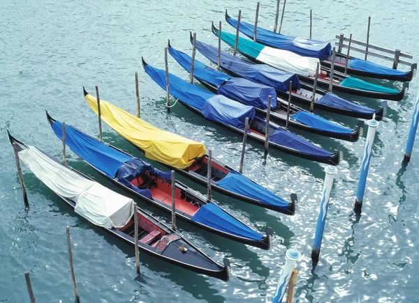 Vista Alto Ângulo Oito Gôndolas Ancoradas Veneza Itália — Fotografia de Stock