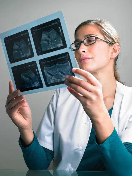 Nachdenkliche Ärztin Schaut Auf Röntgenbild — Stockfoto