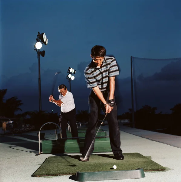 Golf Sahasında Pratik Yapan Erkekler — Stok fotoğraf