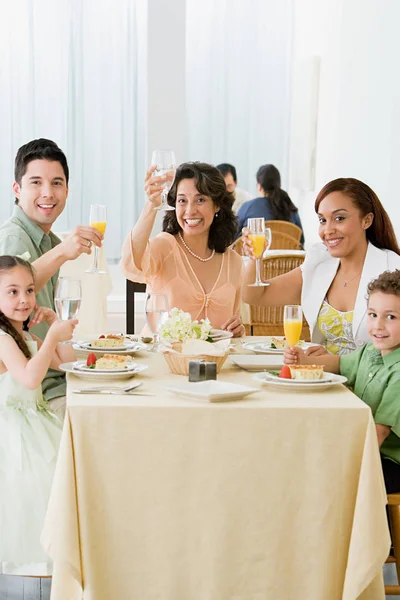 Familie Stößt Hause — Stockfoto