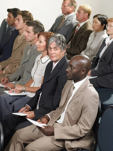 Trabajadores Oficina Escuchando Una Presentación — Foto de Stock