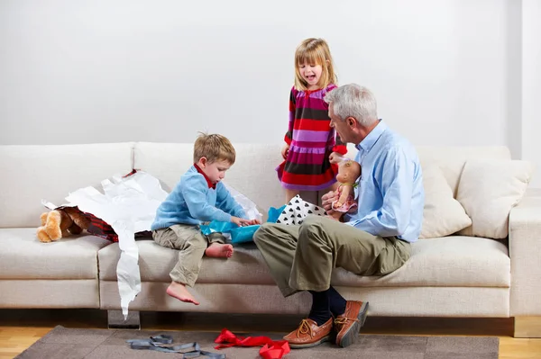 Crianças Abrindo Presentes Com Avô — Fotografia de Stock