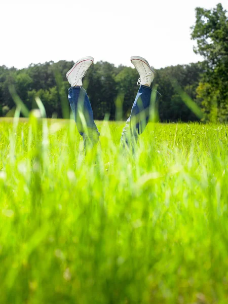 Visão Frontal Das Pernas Mulher Apontando Para Céu Campo Rural — Fotografia de Stock