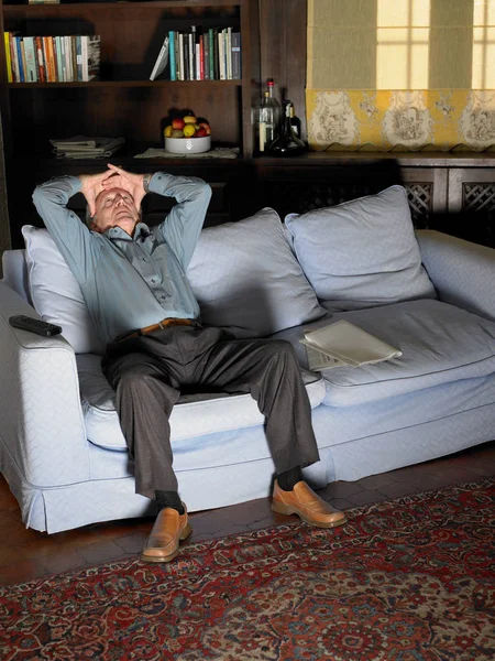 Ανώτερος Ενήλικα Άνδρα Που Καθισμένος Στον Καναπέ — Φωτογραφία Αρχείου
