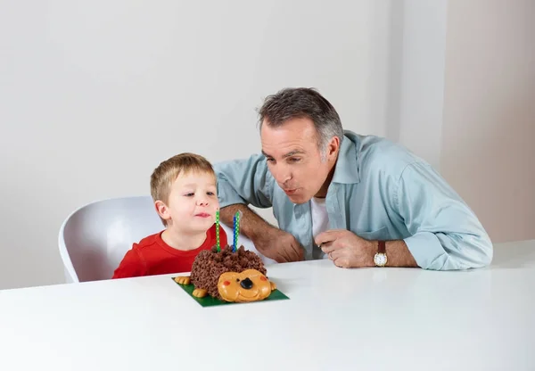 Pojke Med Pappa Blåser Ljusen Tårtan — Stockfoto