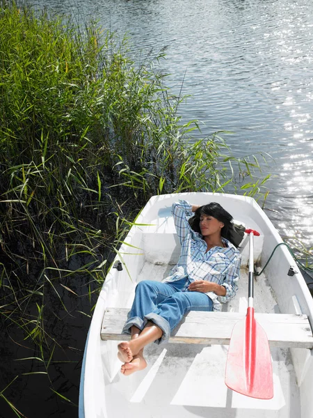 Femme Faisant Une Sieste Dans Bateau Rames — Photo