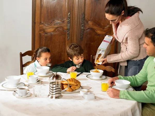 家で朝食をとる家族 — ストック写真