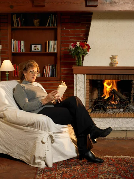 Senior Woman Reading Book Fire — Stock Photo, Image
