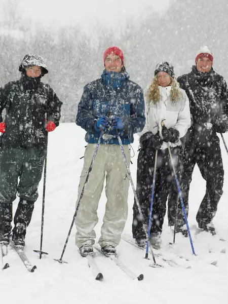 スキーの4人の友人 — ストック写真