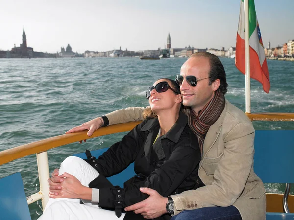在威尼斯的水闸上的夫妇 意大利 — 图库照片