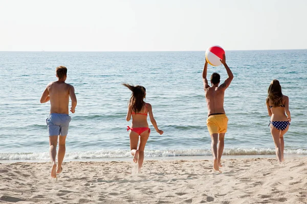 Cuatro Personas Jugando Con Balón Playa Playa — Foto de Stock