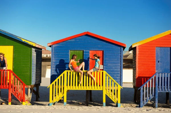 Dziewczyny Wylegiwanie Się Plaży Hut — Zdjęcie stockowe