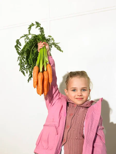 Девушка Держит Кучу Моркови — стоковое фото
