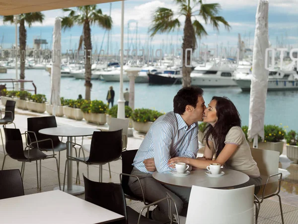 Pareja Siendo Cariñosa Acogedora Cafetería — Foto de Stock