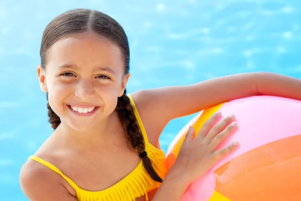 Fillette Avec Balle Plage Près Piscine Portrait — Photo