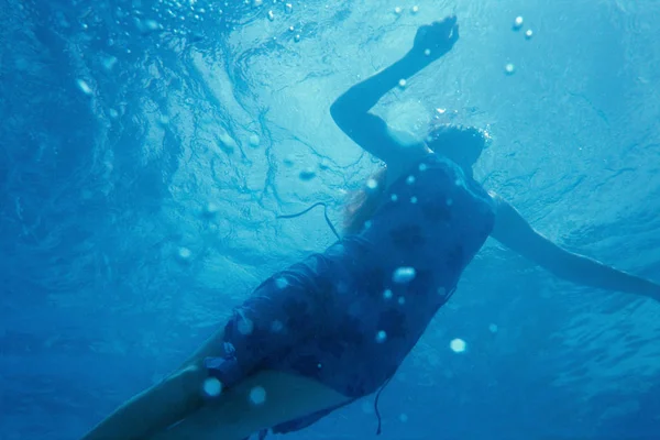 一个女人在水下喘息 — 图库照片