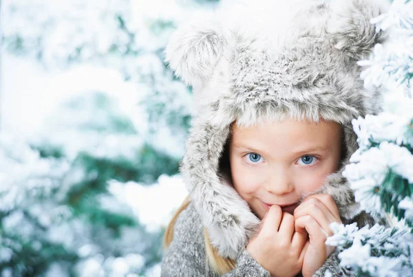 Κορίτσι Στέκεται Ανάμεσα Χιονισμένα Δέντρα — Φωτογραφία Αρχείου