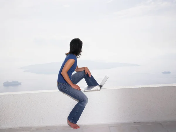 Žena Laptopem Sedí Nízkou Zeď — Stock fotografie