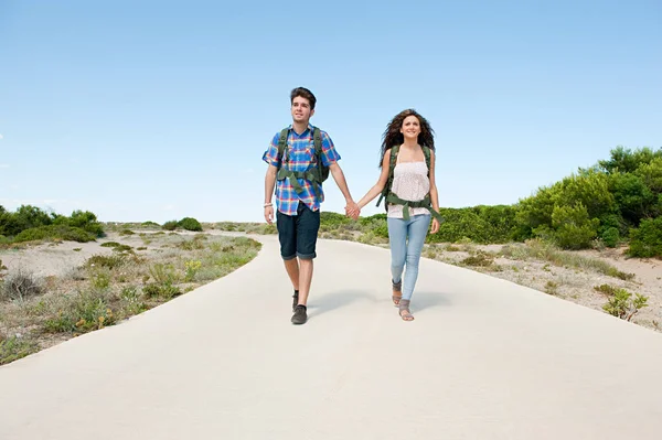 Pareja Joven Caminando Por Camino Rural — Foto de Stock