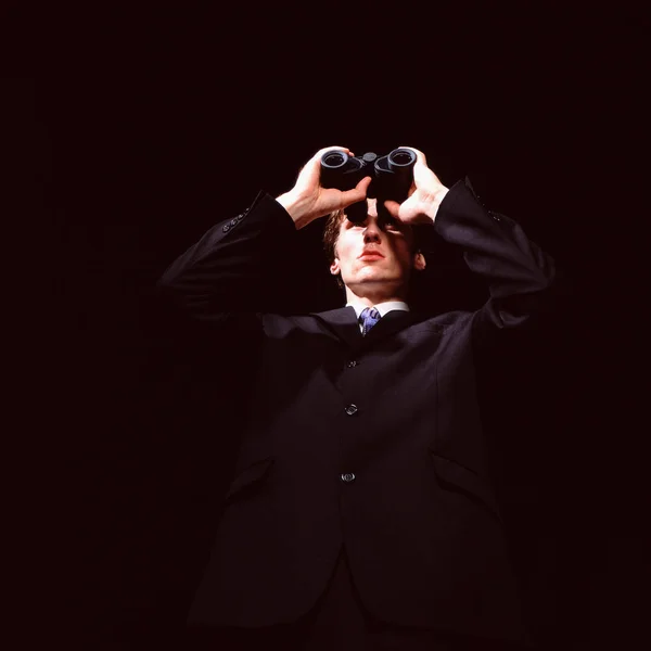 双眼鏡を持つビジネスマンのクローズアップ肖像画 — ストック写真