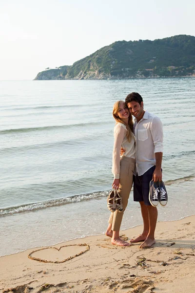 Pareja Joven Playa Con Corazón Dibujado Arena Retrato — Foto de Stock