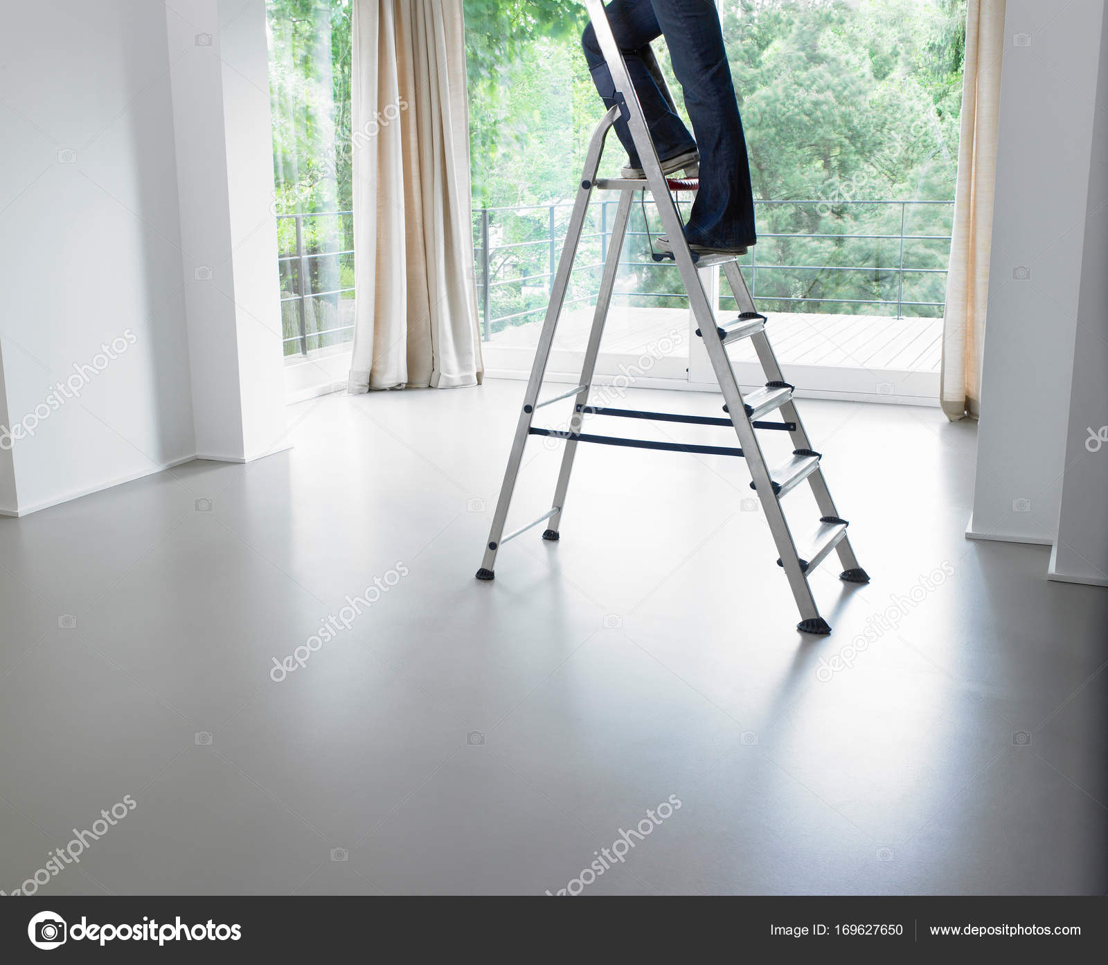 Bijgesneden Schot Van Vrouw Stond Ladder Woonkamer — Stockfoto ... Bijgesneden Schot Van Vrouw Stond Ladder Woonkamer — Stockfoto ...