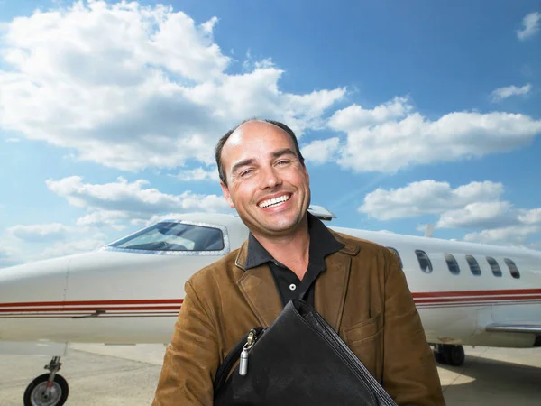 Özel Jet Önünde Gülümseyen Adam — Stok fotoğraf
