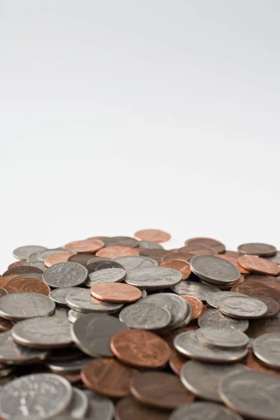 Hromada mincí na bílém — Stock fotografie
